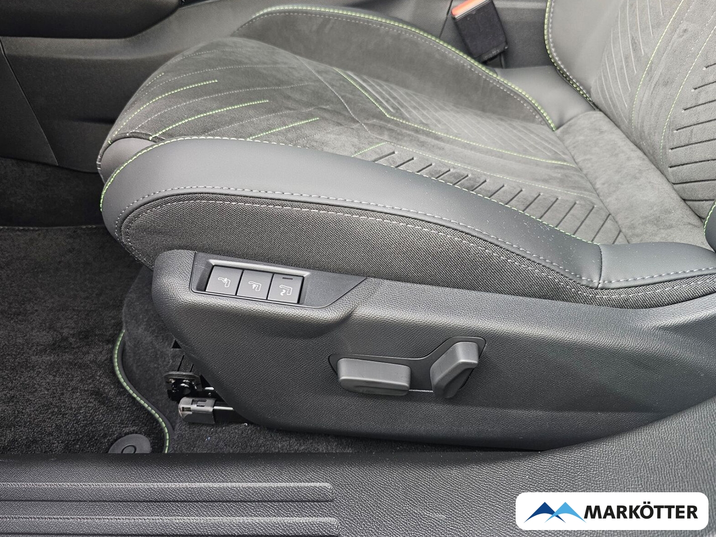 Fahrzeugabbildung Peugeot 2008 Hybrid 145 GT Panorama, 360° Kamera, Navi, Fahrassistent