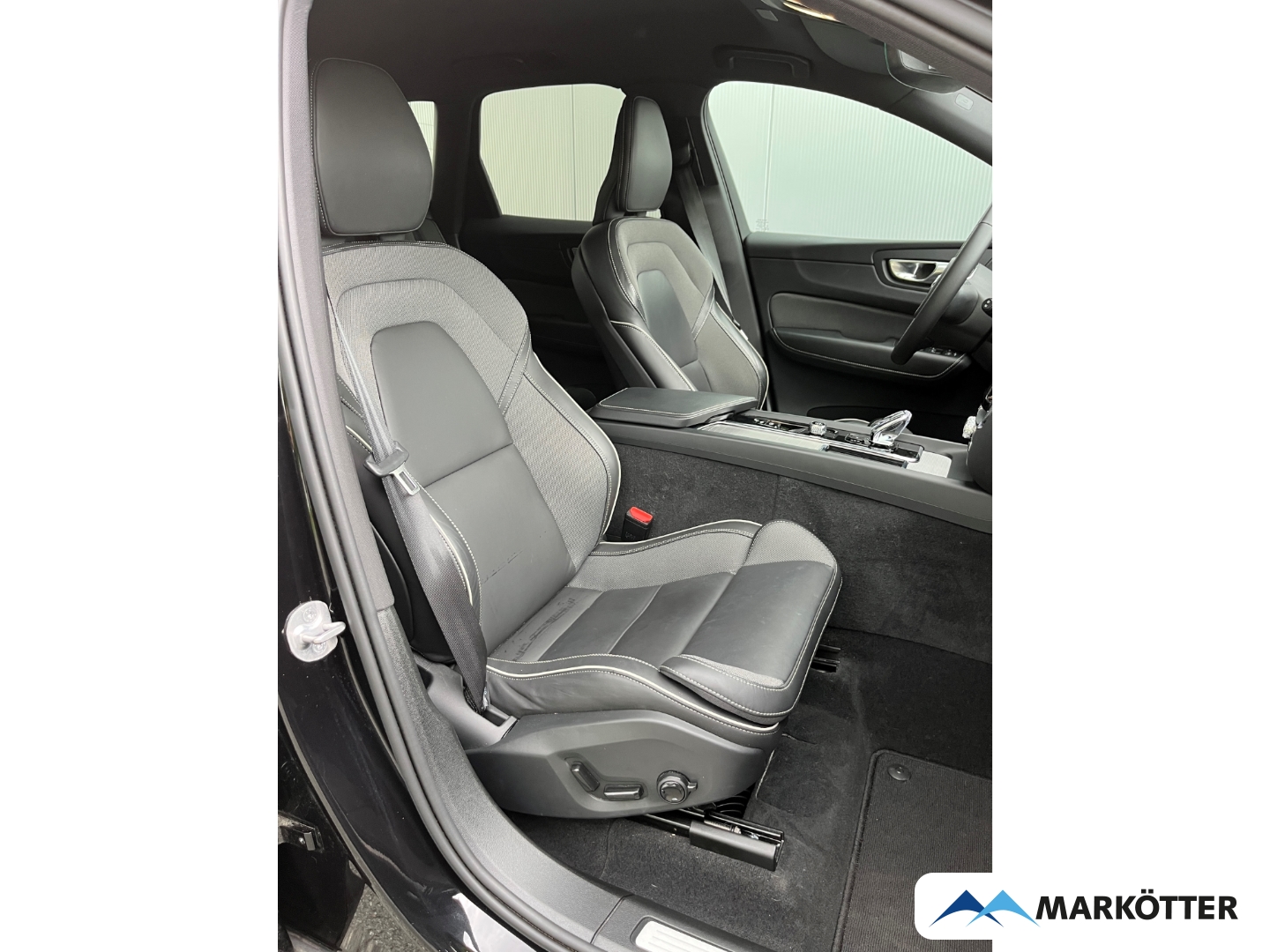 Fahrzeugabbildung Volvo XC60 B4 Plus Dark ACC/H&K/360°/BLIS/Memory/Keyless