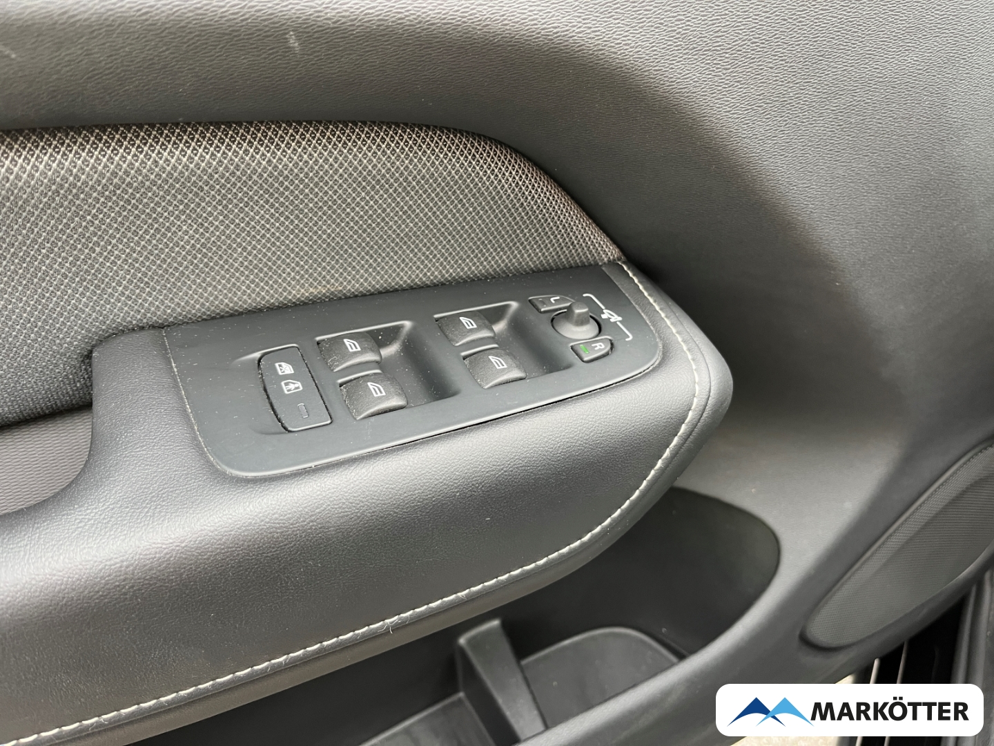 Fahrzeugabbildung Volvo XC60 B4 Plus Dark ACC/H&K/360°/BLIS/Memory/Keyless