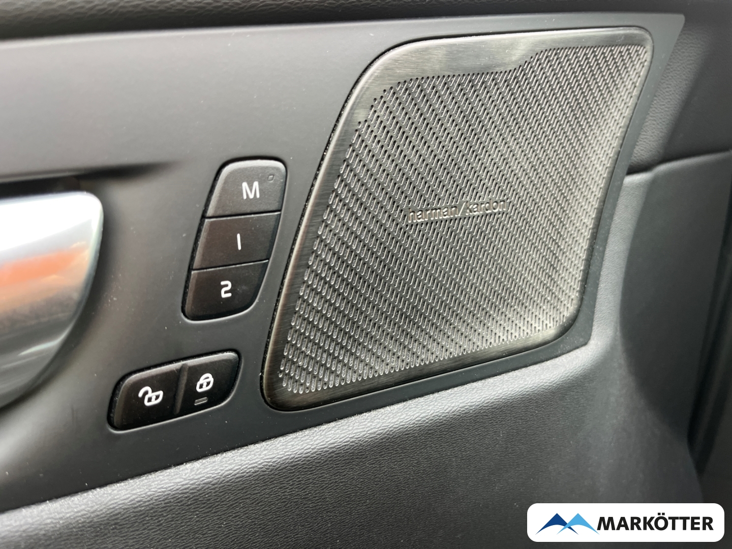 Fahrzeugabbildung Volvo XC60 B4 Plus Dark ACC/H&K/360°/BLIS/Memory/Keyless