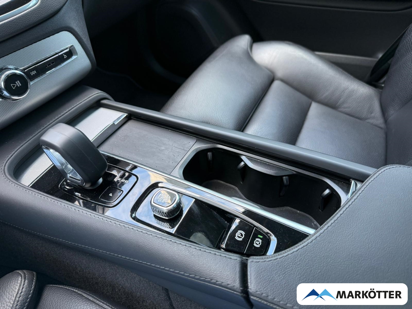 Fahrzeugabbildung Volvo XC90 T8 AWD Ultimate Dark 7-Sitzer AHK/ACC/360°