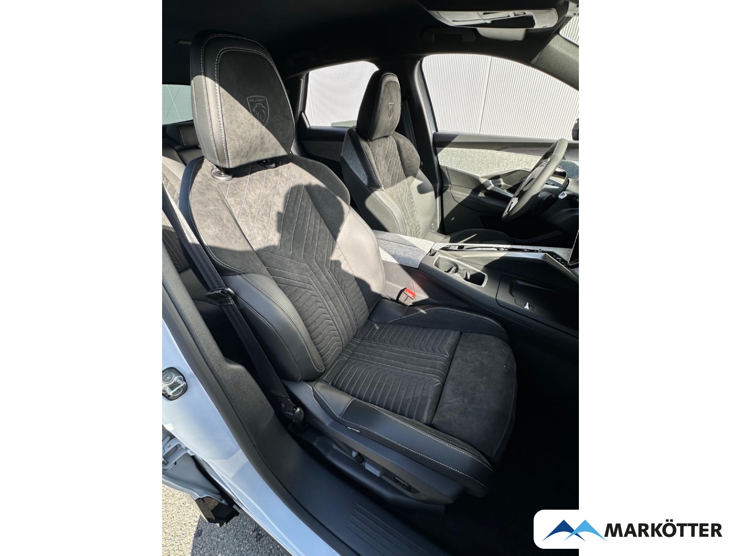 Fahrzeugabbildung Peugeot 3008 210 e-GT ACC/360°/Massage/Allwetter.
