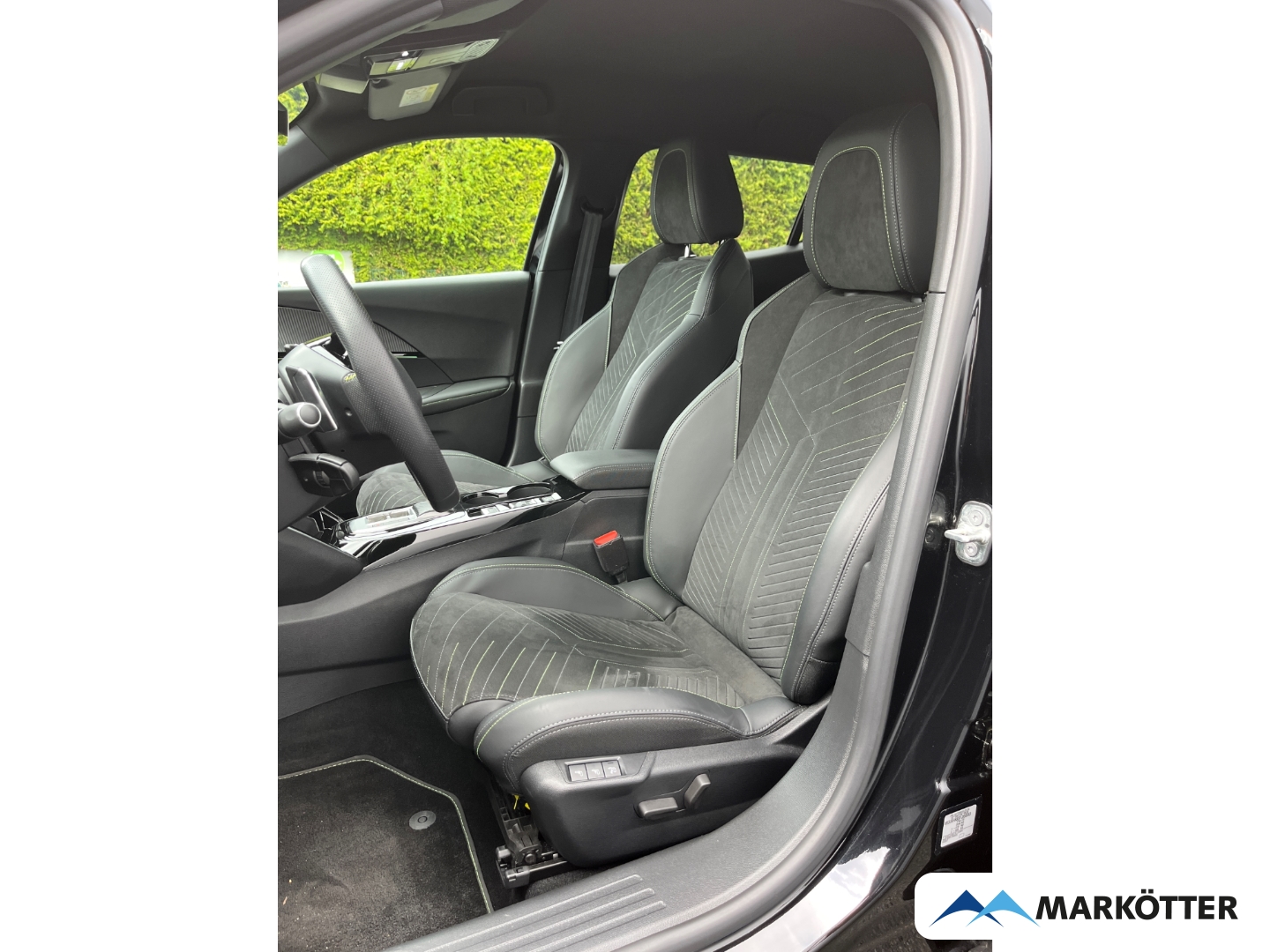 Fahrzeugabbildung Peugeot 2008 GT PureTech130 Alcantara/Keyless/Massage