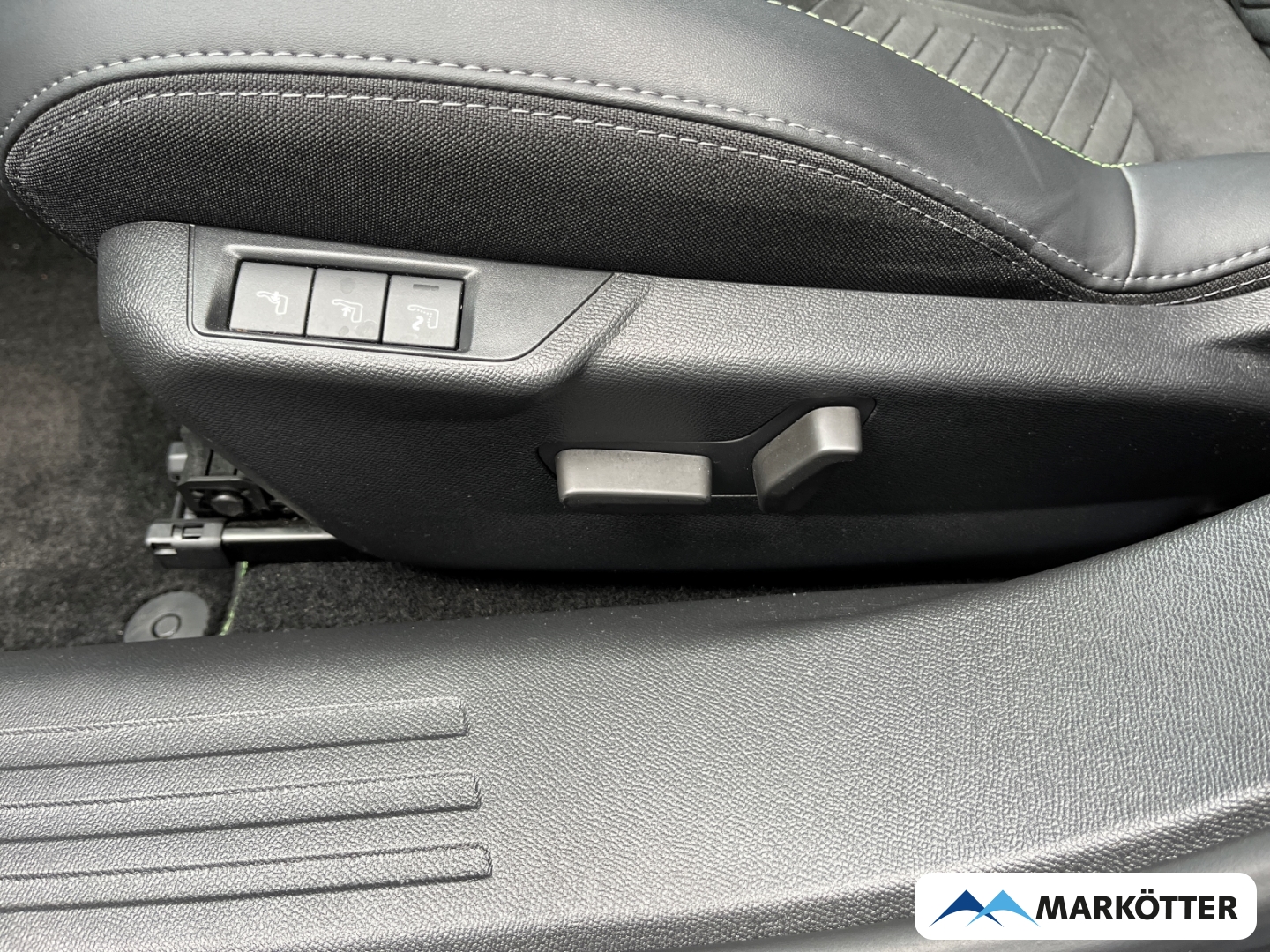 Fahrzeugabbildung Peugeot 2008 GT PureTech130 Alcantara/Keyless/Massage