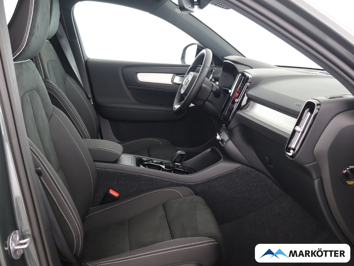 Fahrzeugabbildung Volvo XC40 B4 Ultra Dark/Allwetterbereifung/PANO/LED