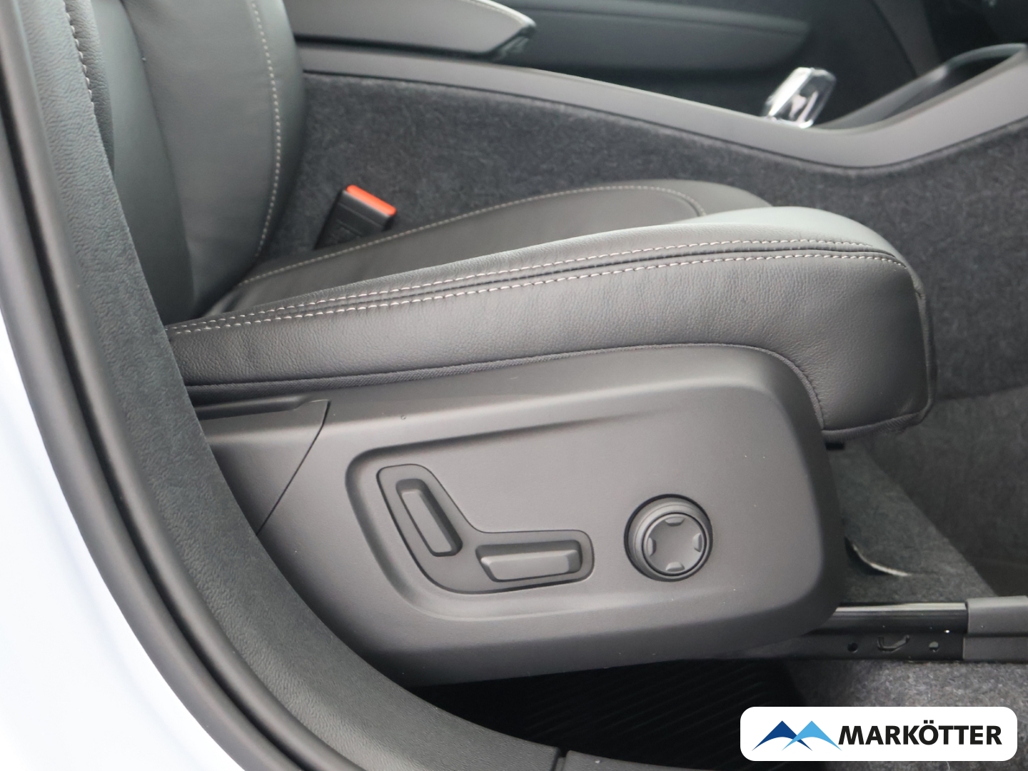 Fahrzeugabbildung Volvo XC40 Plus Dark 2WD B4 360°/FSHZ/LHZ/SHZ/ALLWETTER