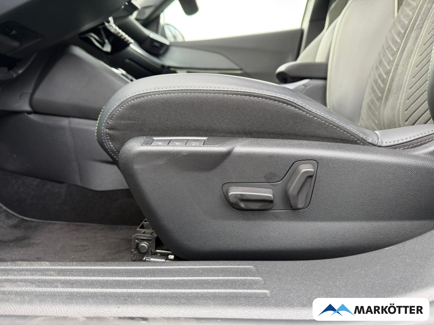 Fahrzeugabbildung Peugeot 2008 GT SHZ/360CAM/PDC/TEMP/CARPY/LED