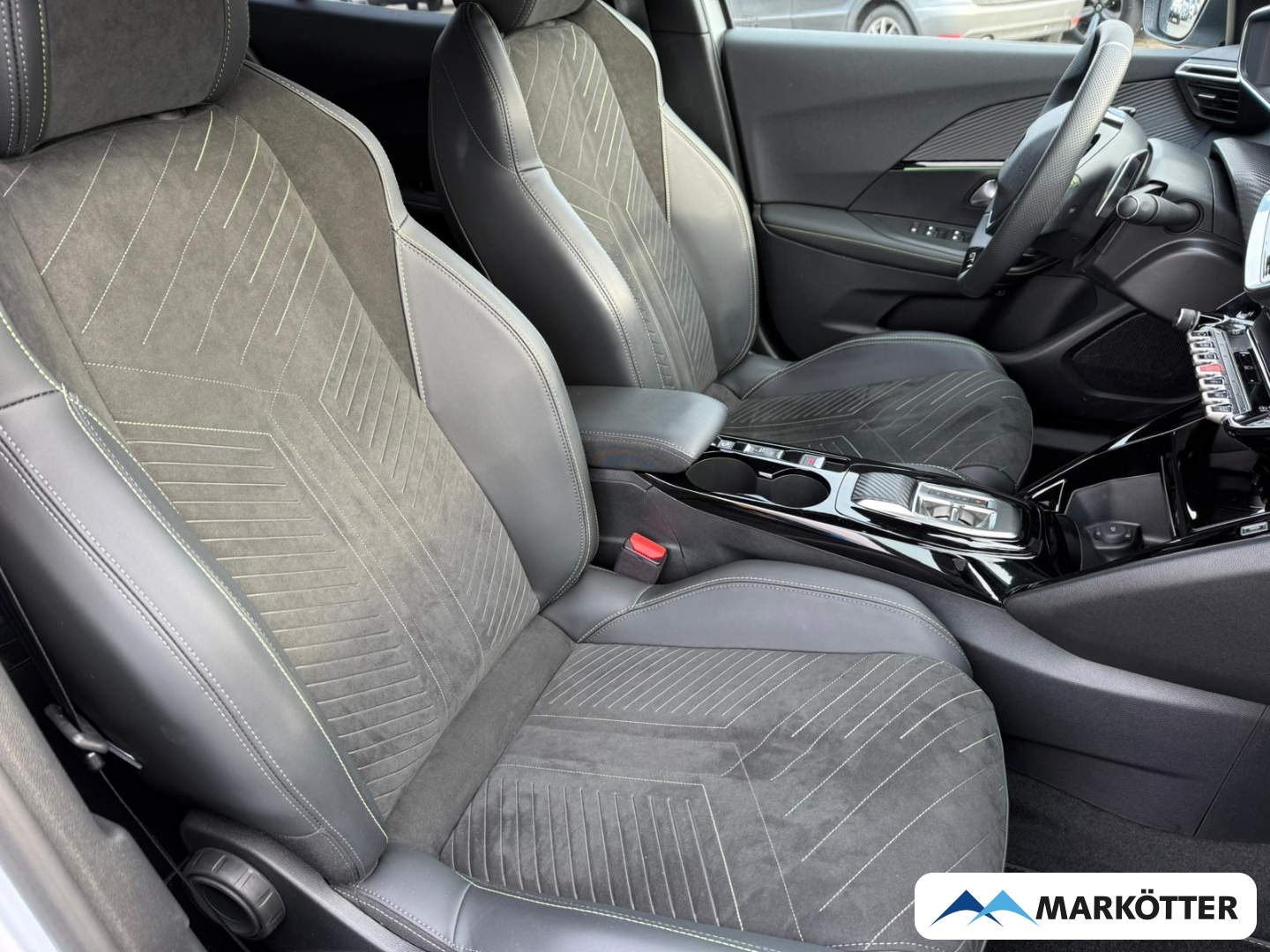 Fahrzeugabbildung Peugeot 2008 GT SHZ/360CAM/PDC/TEMP/CARPY/LED