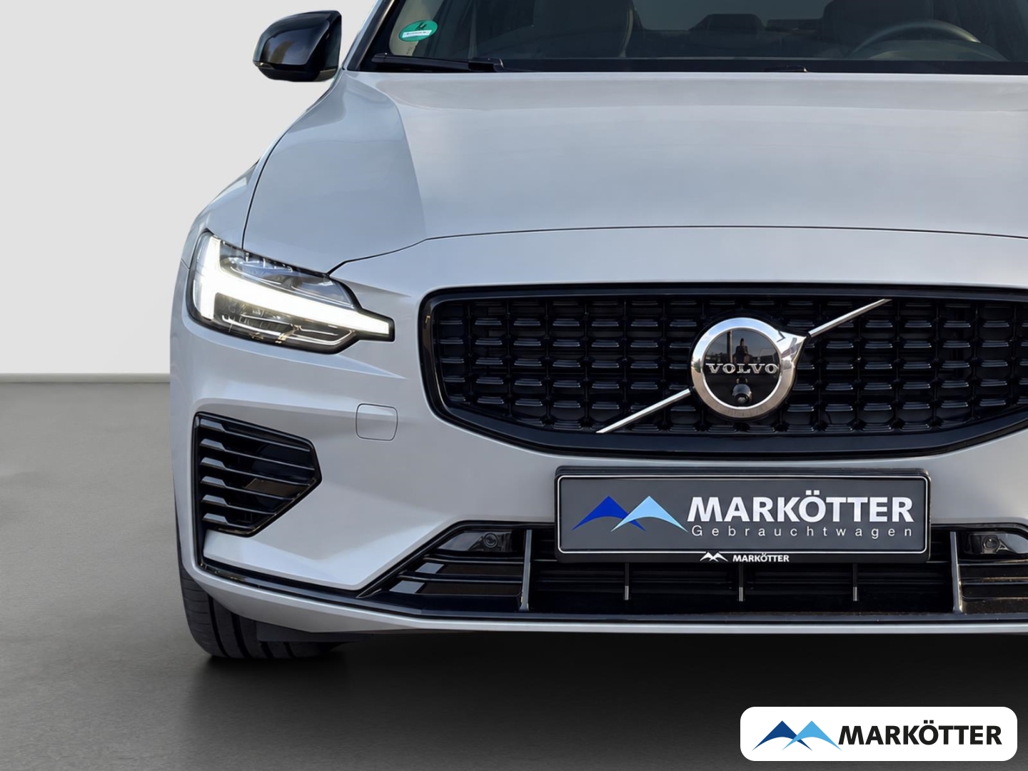 Fahrzeugabbildung Volvo V60 Plus Dark Recharge Plug-In Hybrid AWD