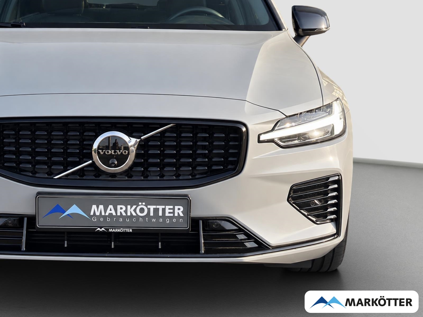 Fahrzeugabbildung Volvo V60 Plus Dark Recharge Plug-In Hybrid AWD