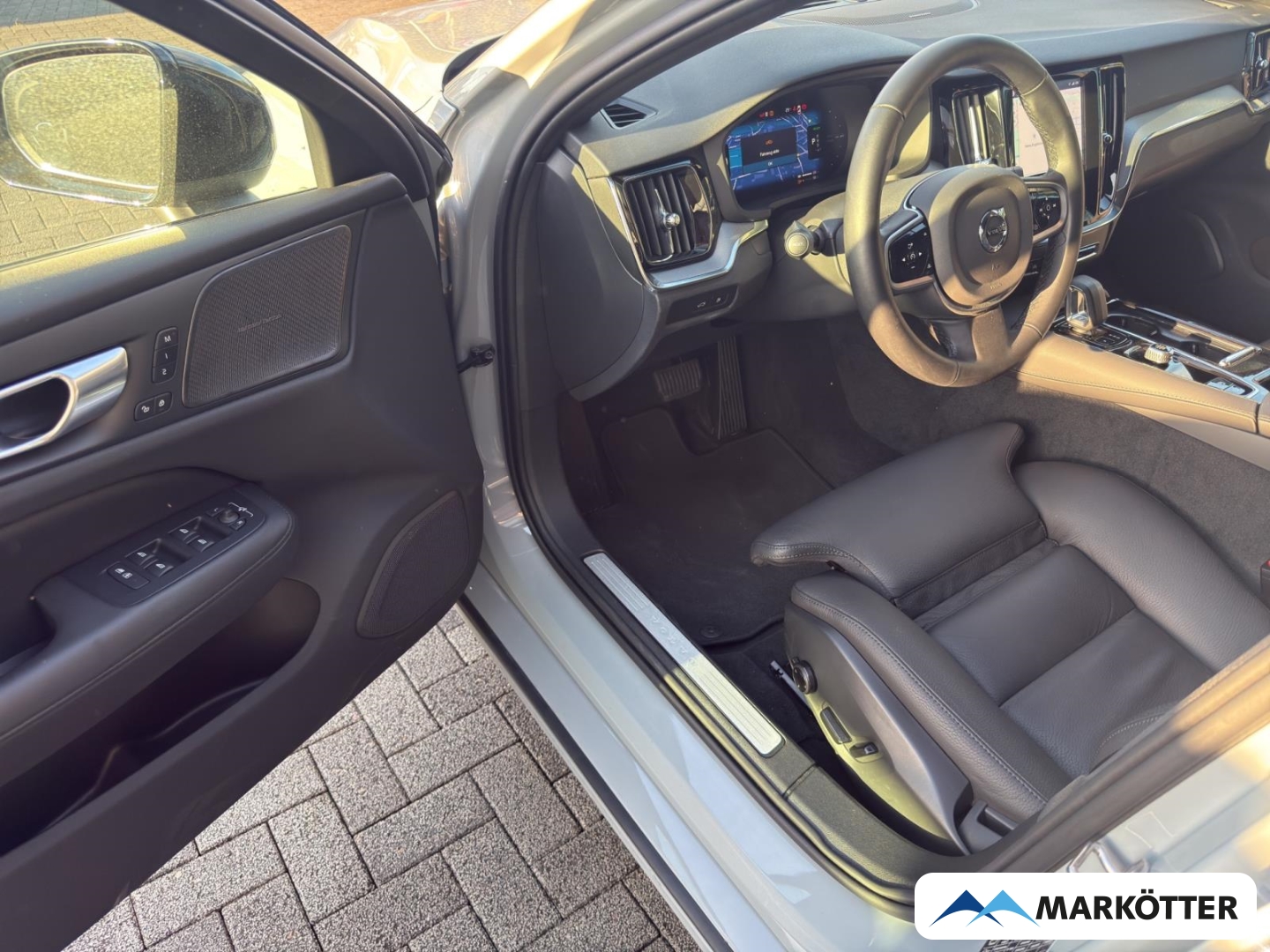 Fahrzeugabbildung Volvo V60 Plus Dark Recharge Plug-In Hybrid AWD