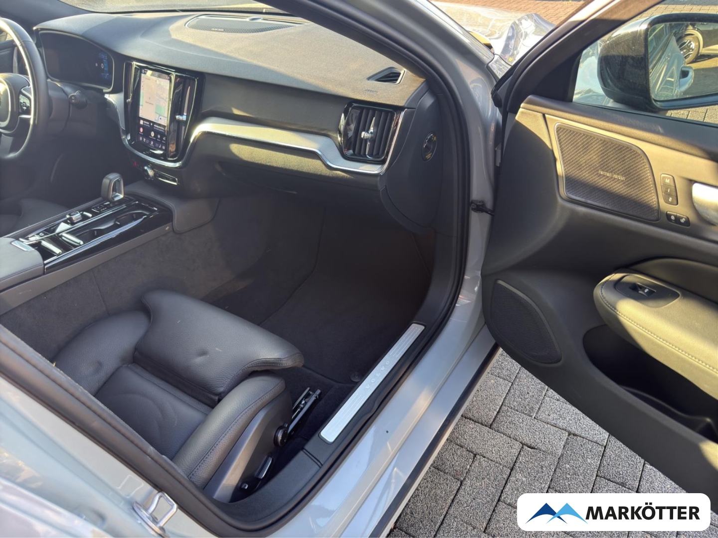 Fahrzeugabbildung Volvo V60 Plus Dark Recharge Plug-In Hybrid AWD