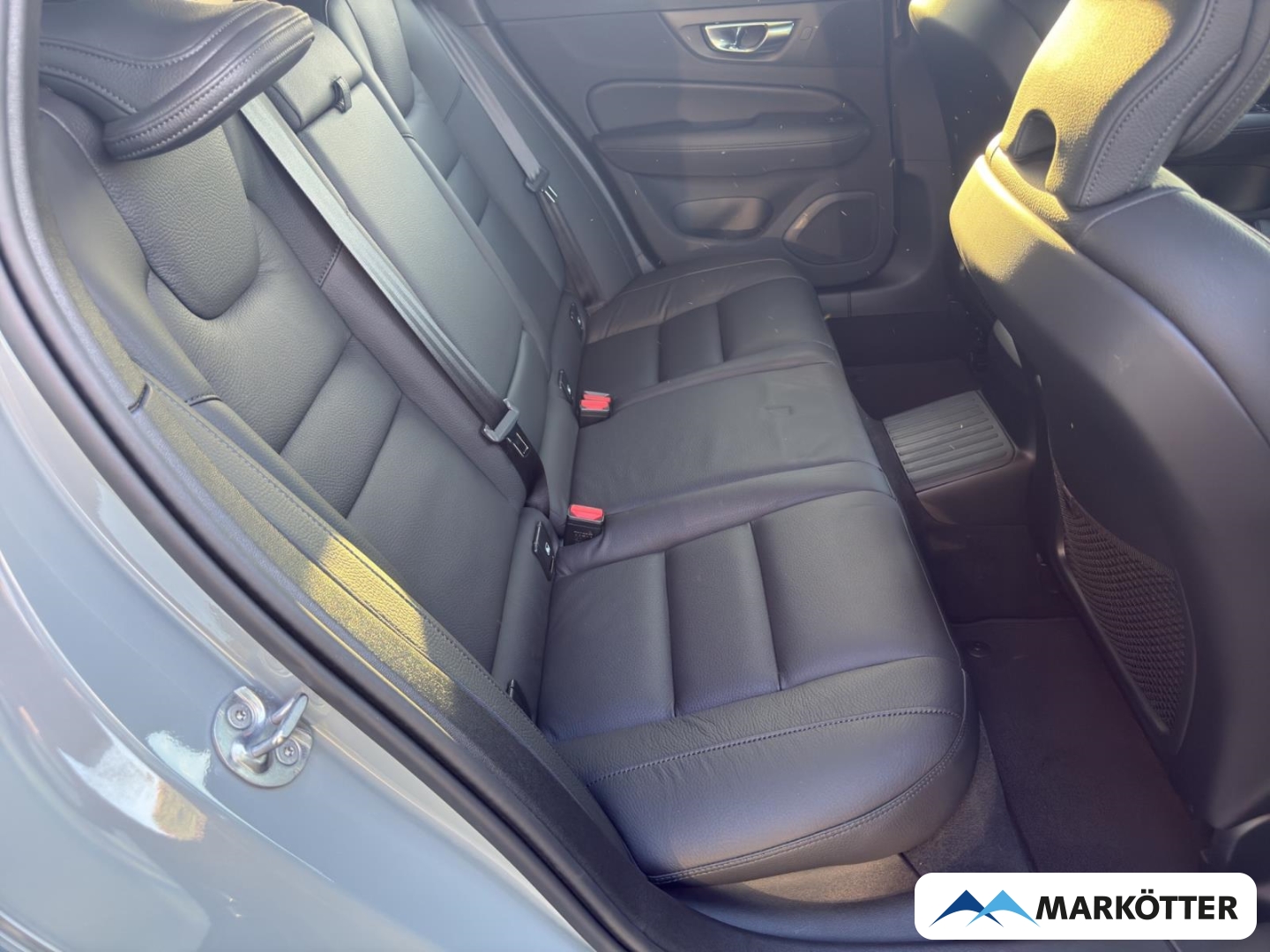 Fahrzeugabbildung Volvo V60 Plus Dark Recharge Plug-In Hybrid AWD