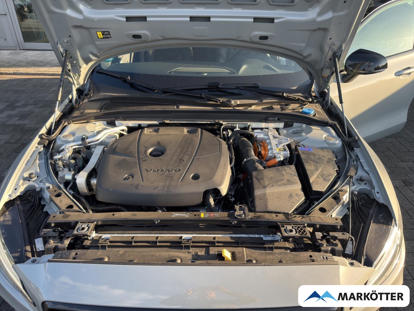 Fahrzeugabbildung Volvo V60 Plus Dark Recharge Plug-In Hybrid AWD