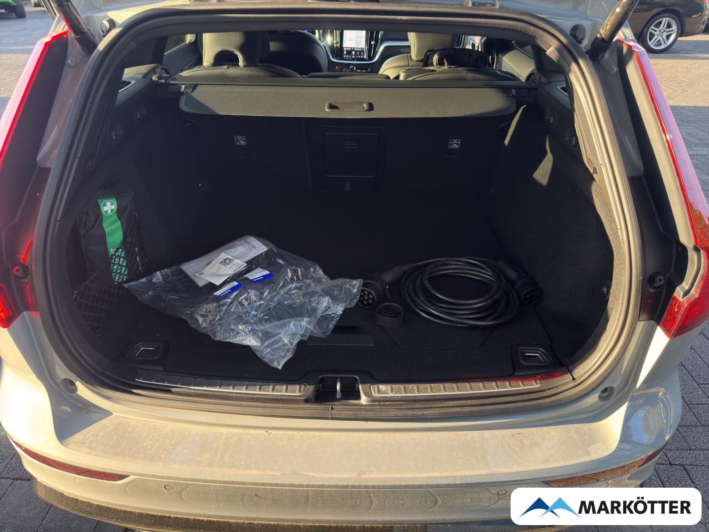 Fahrzeugabbildung Volvo V60 Plus Dark Recharge Plug-In Hybrid AWD