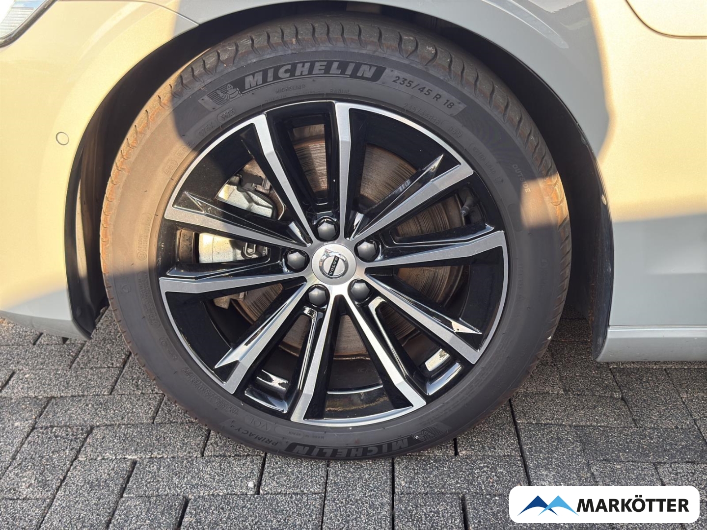 Fahrzeugabbildung Volvo V60 Plus Dark Recharge Plug-In Hybrid AWD