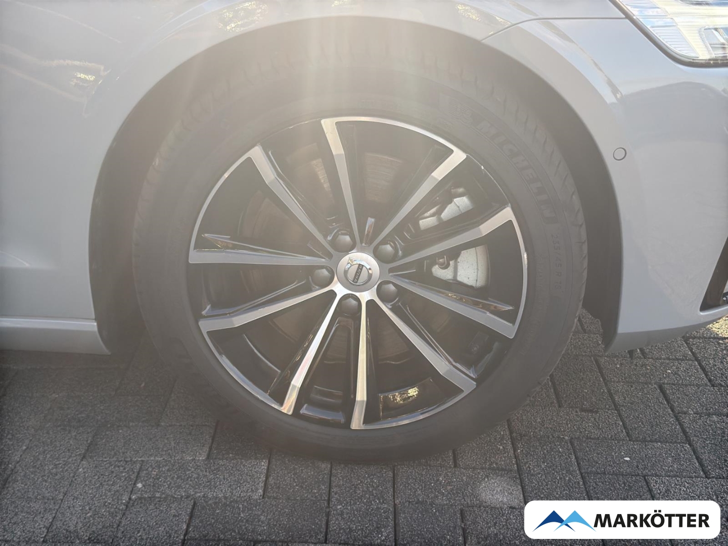 Fahrzeugabbildung Volvo V60 Plus Dark Recharge Plug-In Hybrid AWD