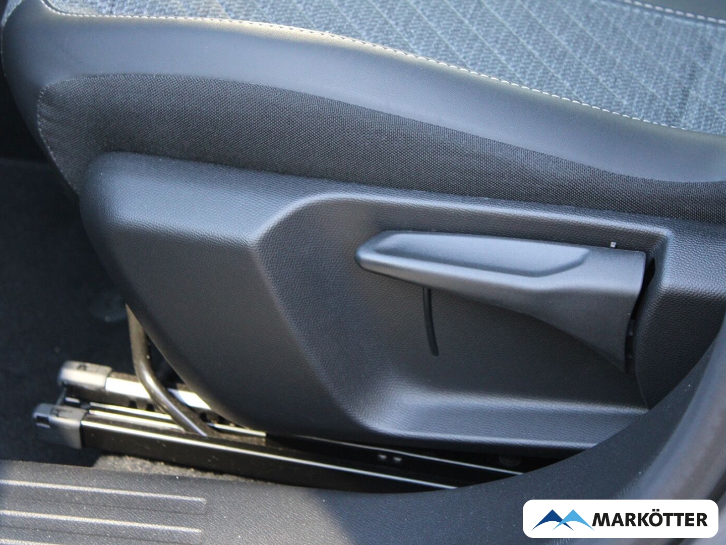 Fahrzeugabbildung Peugeot 2008 Allure PDC/LED/SHZ/KLIMA/TEMPOMAT/NAVI