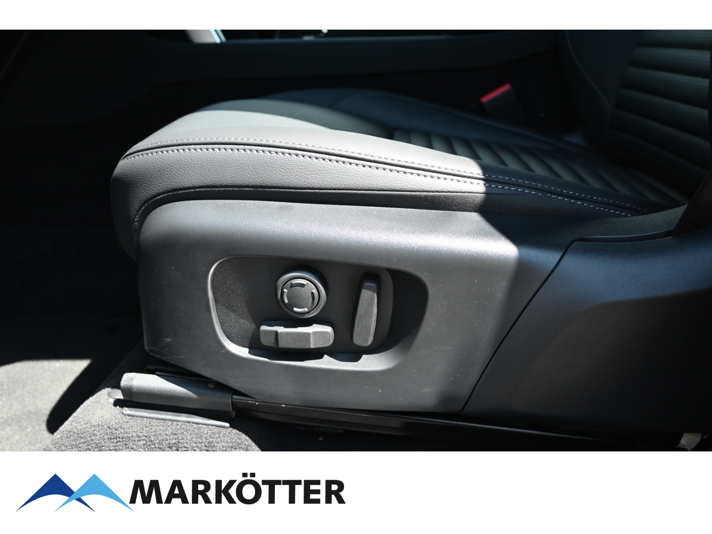 Fahrzeugabbildung Land Rover Discovery Sport AWD 2.0 D165 Dynamic SE D165/AHK/Merdian/20 Zoll Black