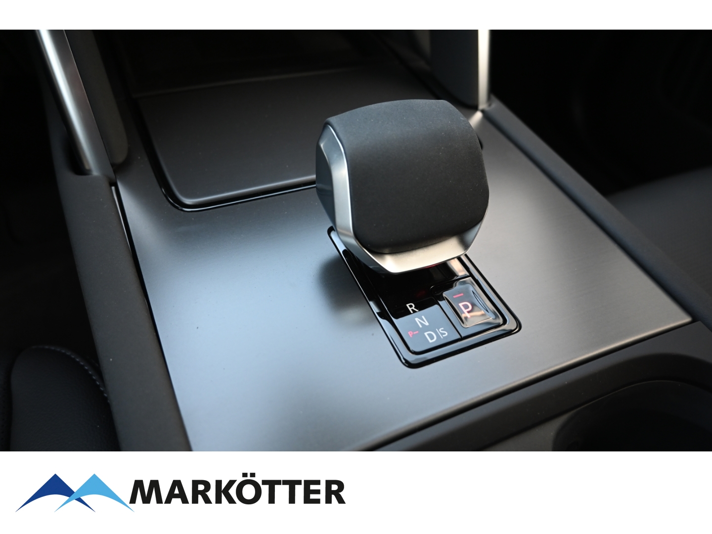 Fahrzeugabbildung Land Rover Discovery Sport AWD 2.0 D165 Dynamic SE D165/AHK/Merdian/20 Zoll Black