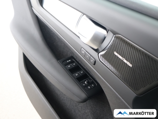 Fahrzeugabbildung Volvo XC40 B3 Plus Black Edition/LHZ/LED/360°CAM/FSHZ/