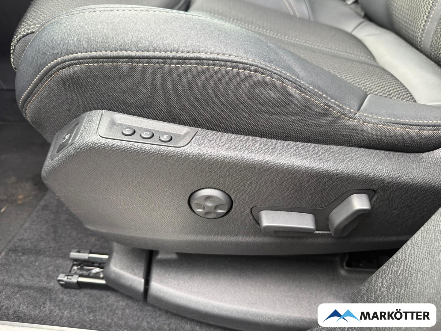 Fahrzeugabbildung Peugeot 5008 GT 7-Sitzer ACC/BLIS/CAM/MASSAGE/SHZ/PANO