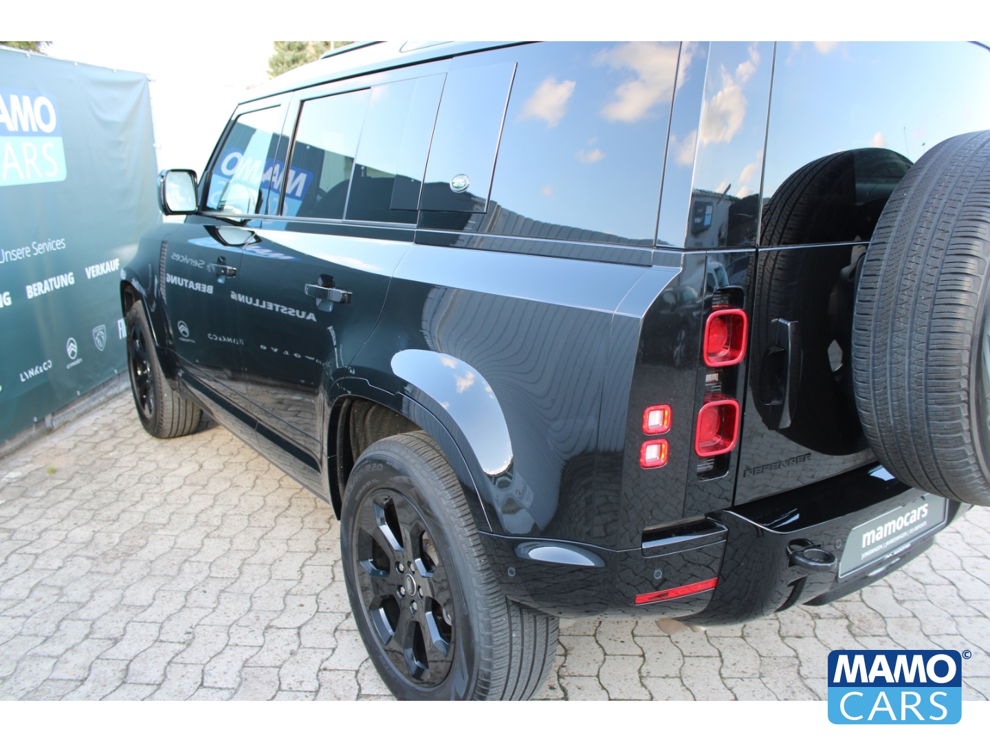 Fahrzeugabbildung Land Rover Defender 110 D200 X-Dynamic SE/AHK/WINTER/BLACK/20 Zoll