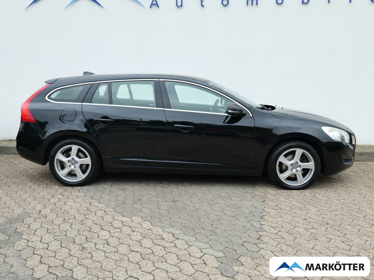 Fahrzeugabbildung Volvo V60 D3 Momentum /HU 01.2028/AHK/