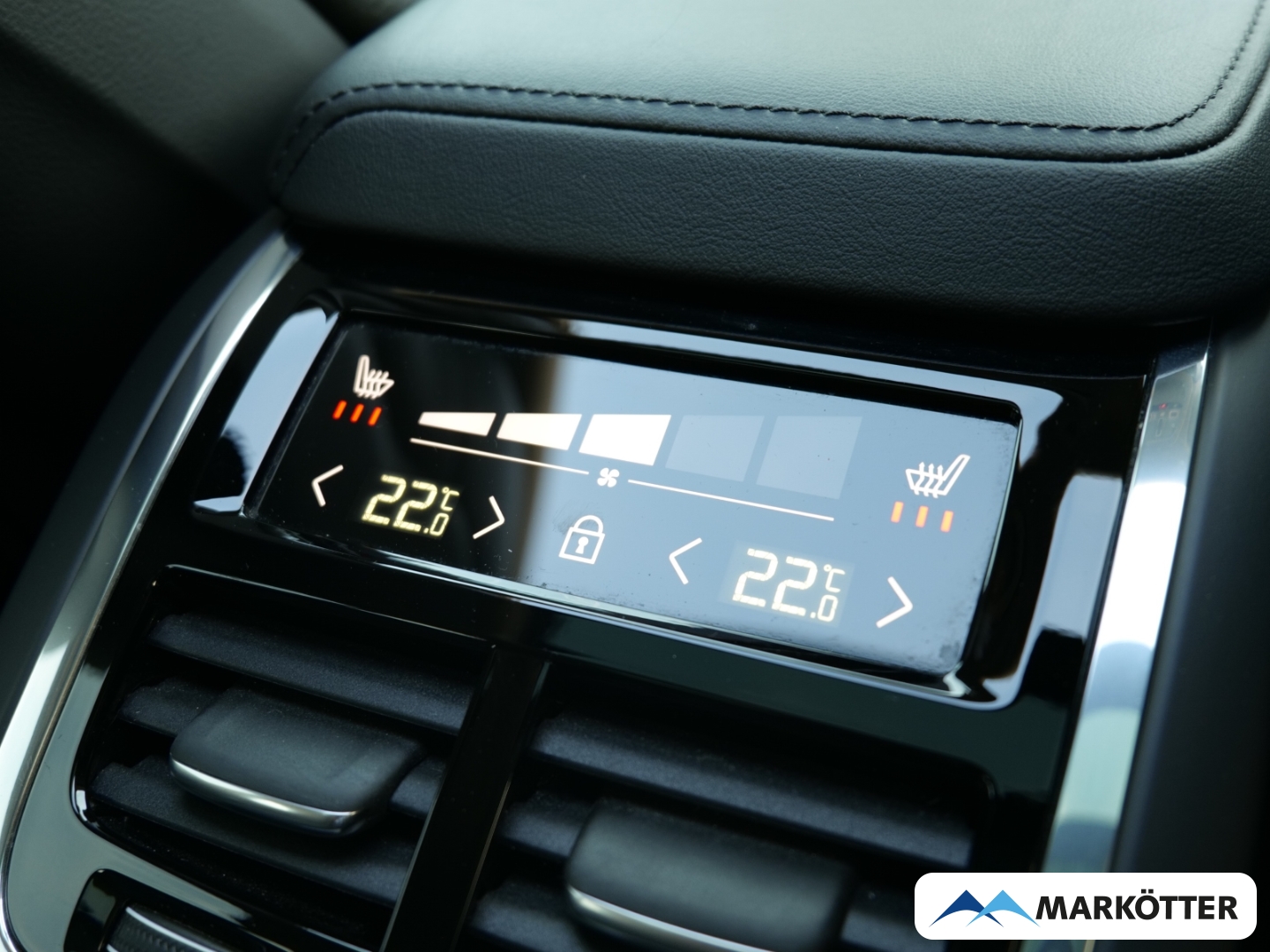 Fahrzeugabbildung Volvo XC60 B4 AWD Ultimate Dark AHK/FOUR-C/PANO/STHZ