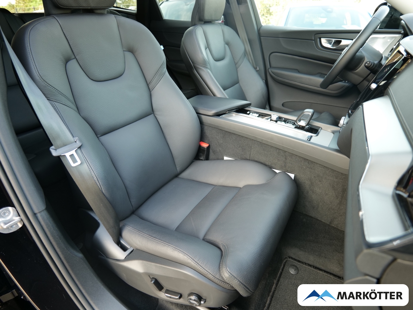 Fahrzeugabbildung Volvo XC60 B4 AWD Ultimate Dark AHK/FOUR-C/PANO/STHZ
