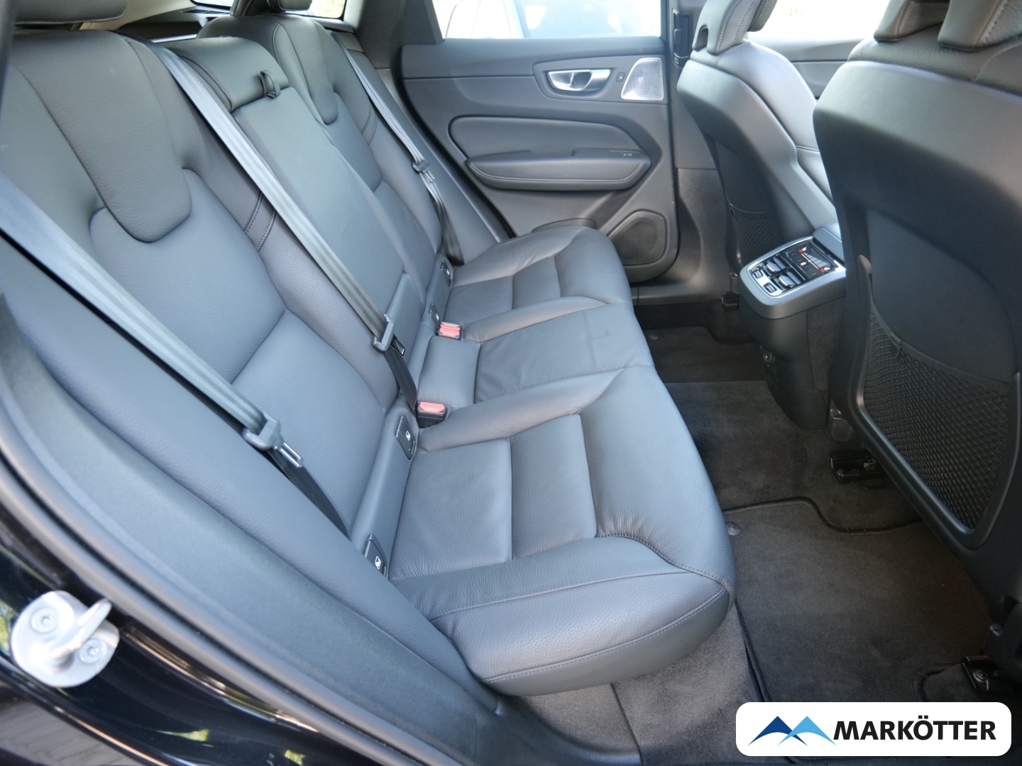 Fahrzeugabbildung Volvo XC60 B4 AWD Ultimate Dark AHK/FOUR-C/PANO/STHZ