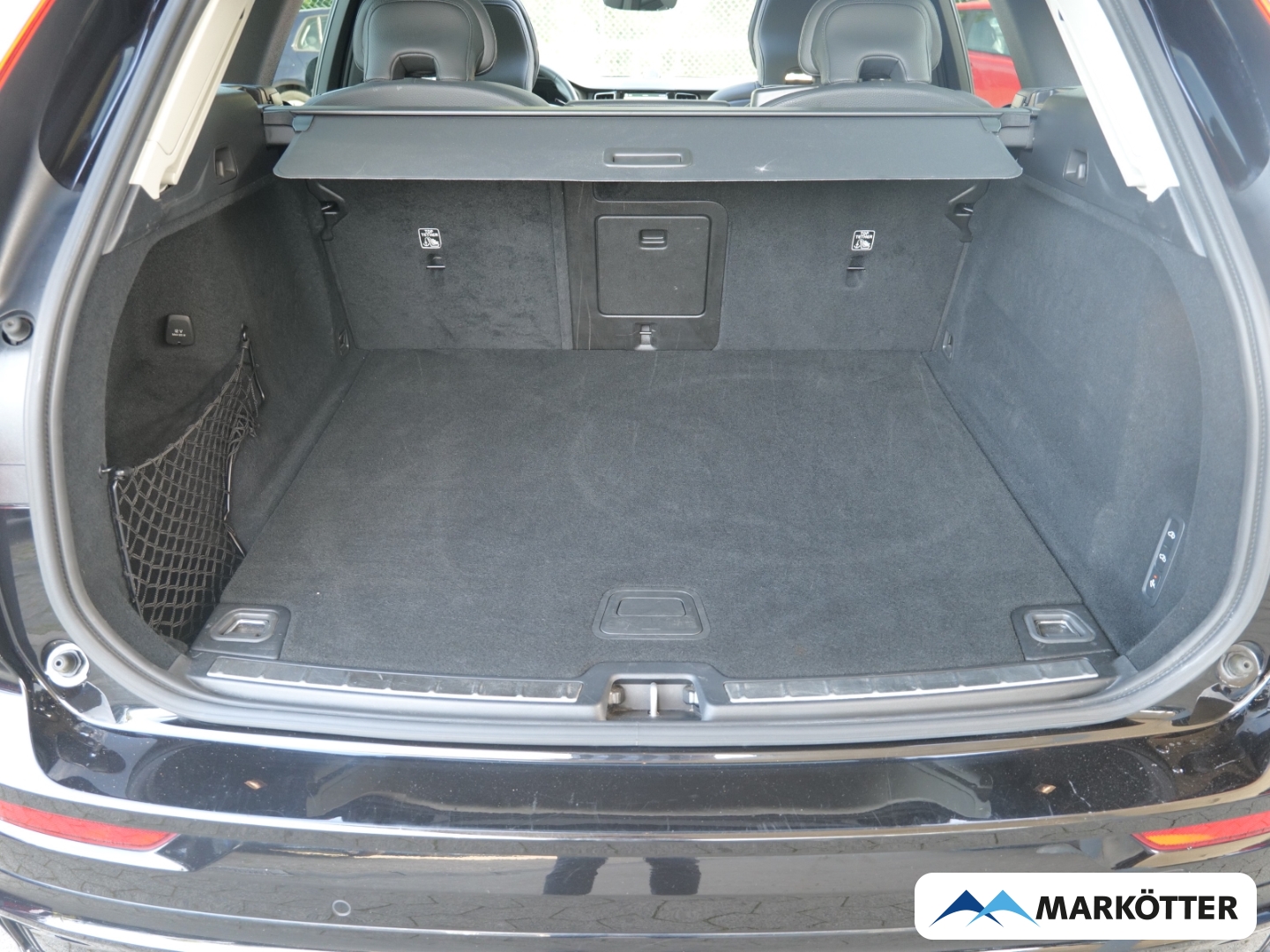 Fahrzeugabbildung Volvo XC60 B4 AWD Ultimate Dark AHK/FOUR-C/PANO/STHZ