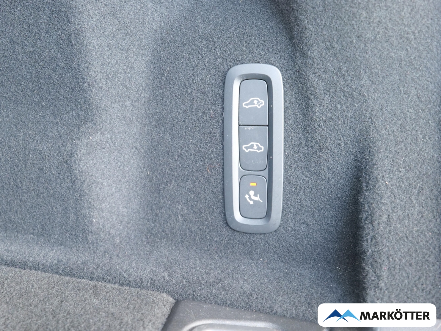 Fahrzeugabbildung Volvo XC60 B4 AWD Ultimate Dark AHK/FOUR-C/PANO/STHZ