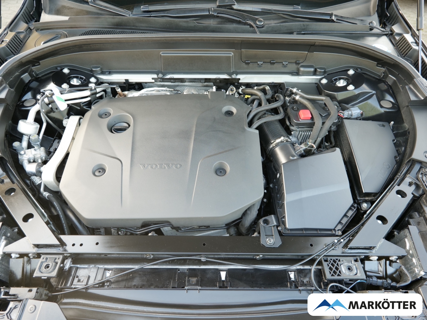 Fahrzeugabbildung Volvo XC60 B4 AWD Ultimate Dark AHK/FOUR-C/PANO/STHZ