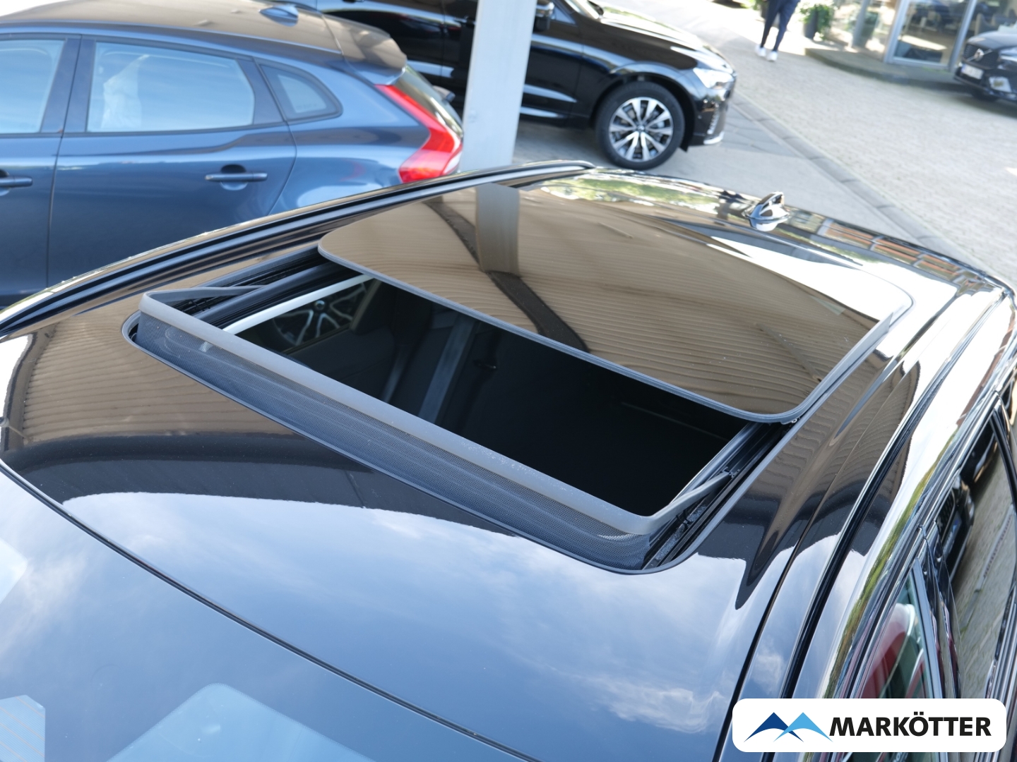 Fahrzeugabbildung Volvo XC60 B4 AWD Ultimate Dark AHK/FOUR-C/PANO/STHZ