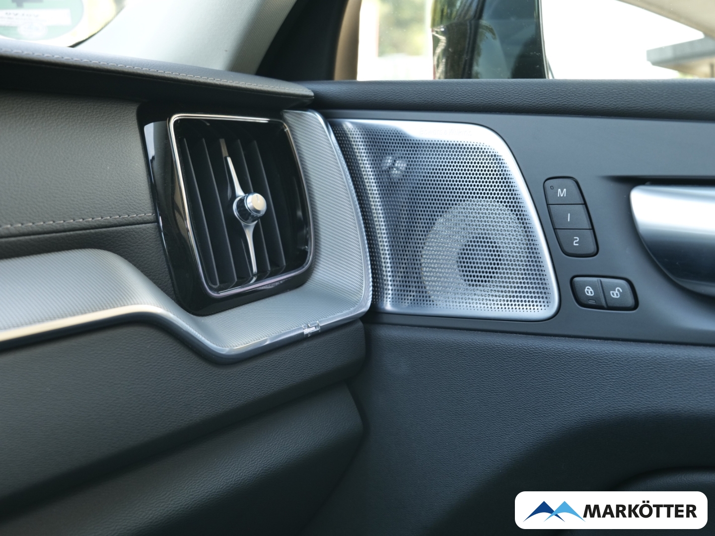 Fahrzeugabbildung Volvo XC60 B4 AWD Ultimate Dark AHK/FOUR-C/PANO/STHZ
