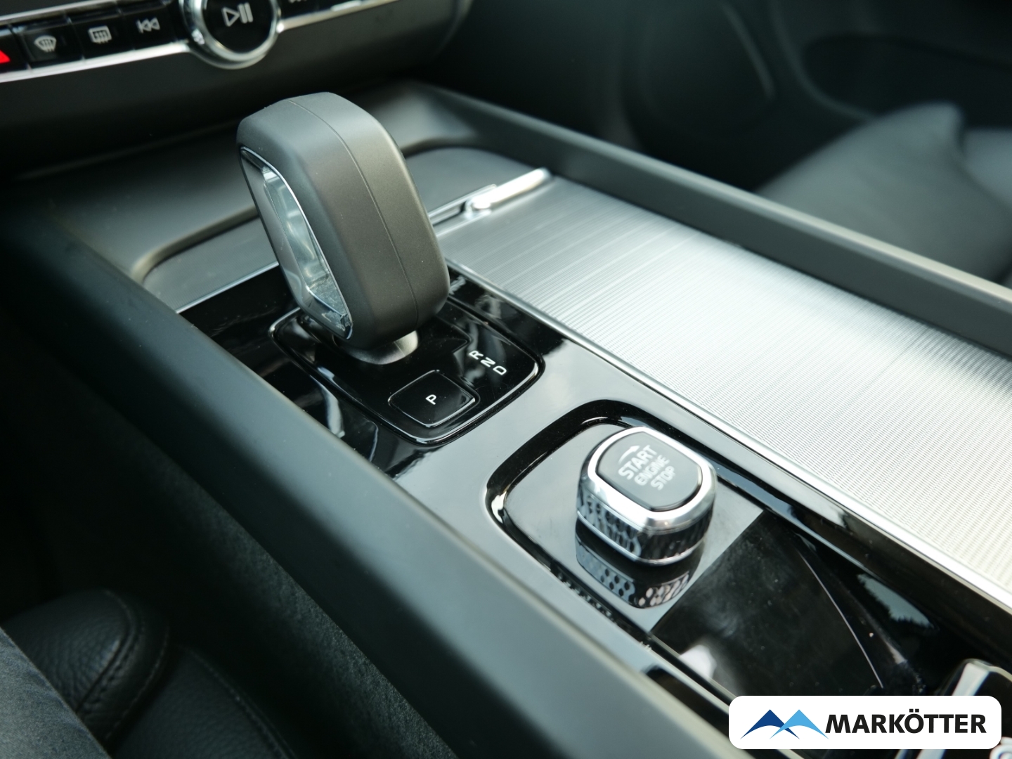 Fahrzeugabbildung Volvo XC60 B4 AWD Ultimate Dark AHK/FOUR-C/PANO/STHZ