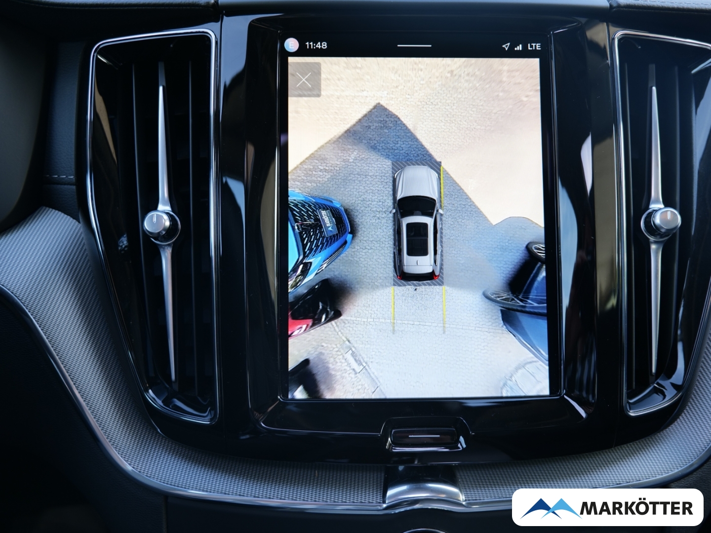 Fahrzeugabbildung Volvo XC60 B4 AWD Ultimate Dark AHK/FOUR-C/PANO/STHZ