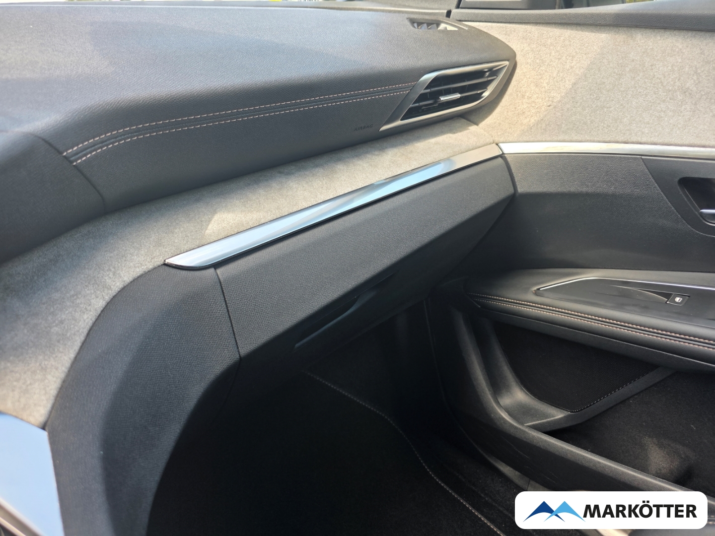Fahrzeugabbildung Peugeot 3008 GT 1.2 ACC/BLIS/CAM/LED/NAVI/ALLWETTER