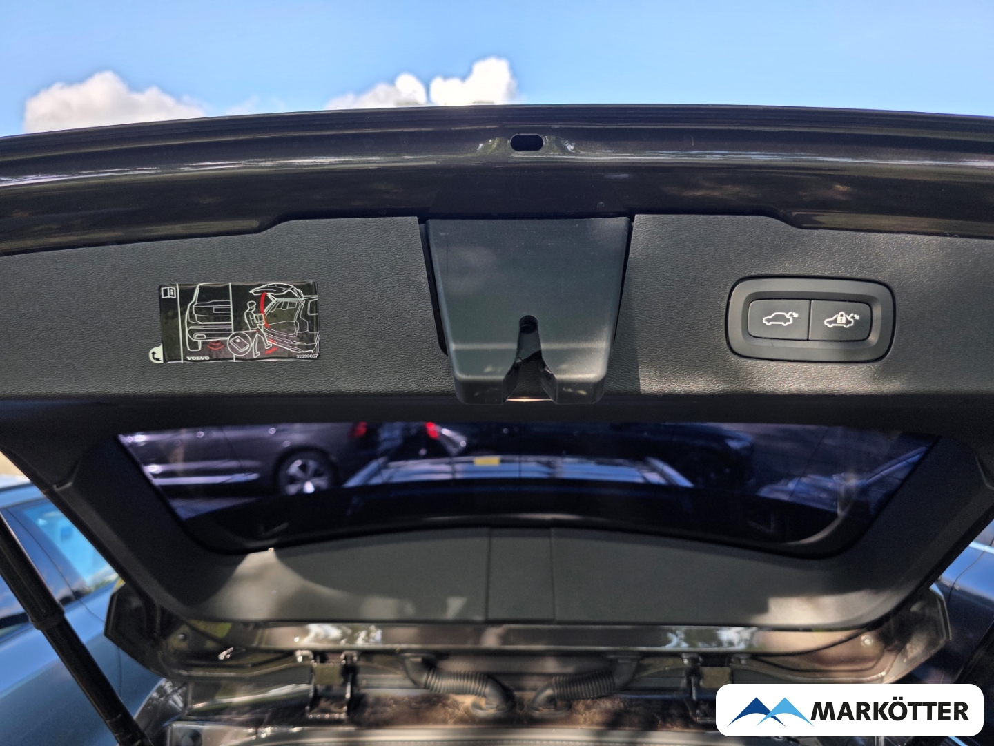 Fahrzeugabbildung Volvo V60 Cross Country PLUS B4 AWD ACC/AHK/CAM/STHZ/PANO/SHZ/H&K