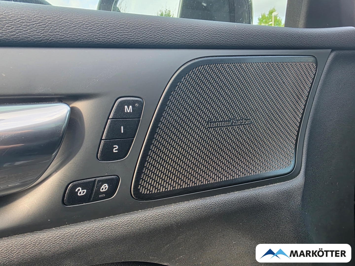 Fahrzeugabbildung Volvo V60 Cross Country PLUS B4 AWD ACC/AHK/CAM/STHZ/PANO/SHZ/H&K