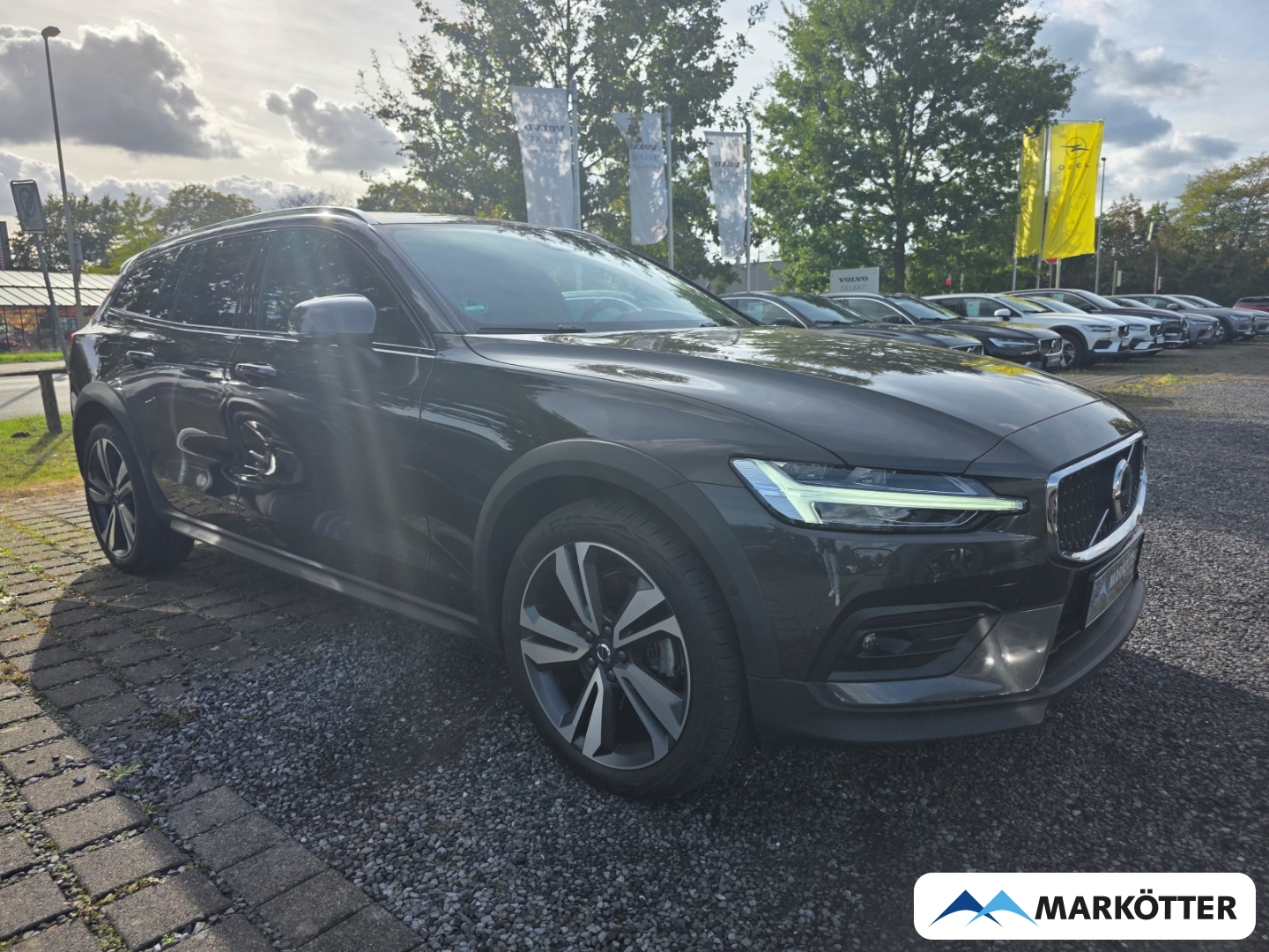Fahrzeugabbildung Volvo V60 Cross Country PLUS B4 AWD ACC/AHK/CAM/STHZ/PANO/SHZ/H&K