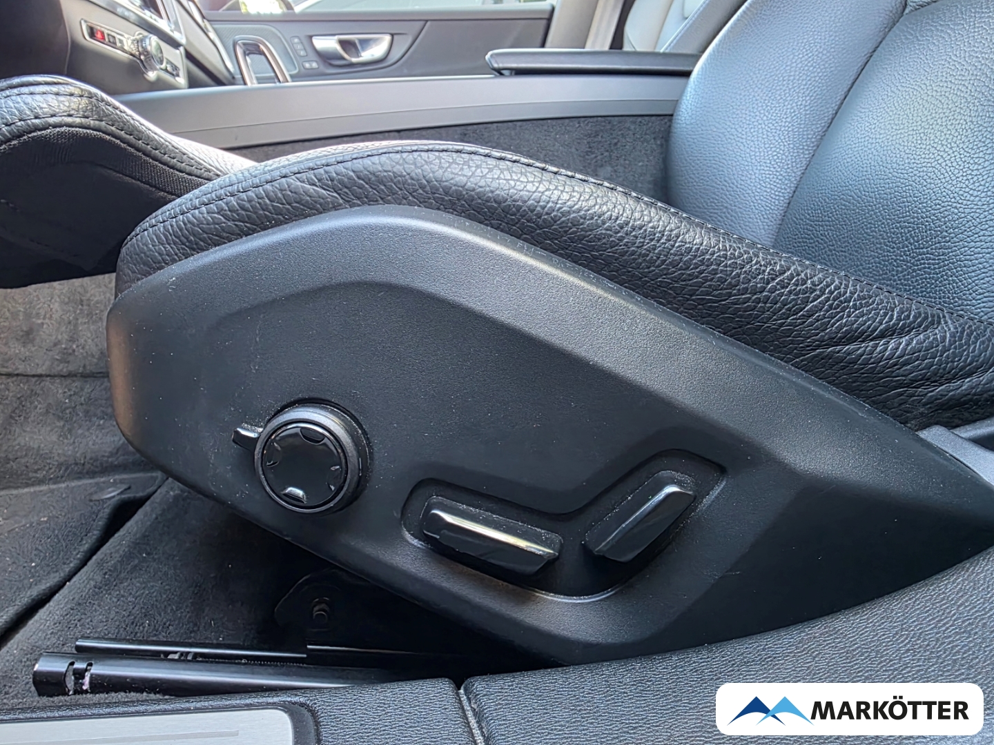 Fahrzeugabbildung Volvo V60 Cross Country PLUS B4 AWD ACC/AHK/CAM/STHZ/PANO/SHZ/H&K