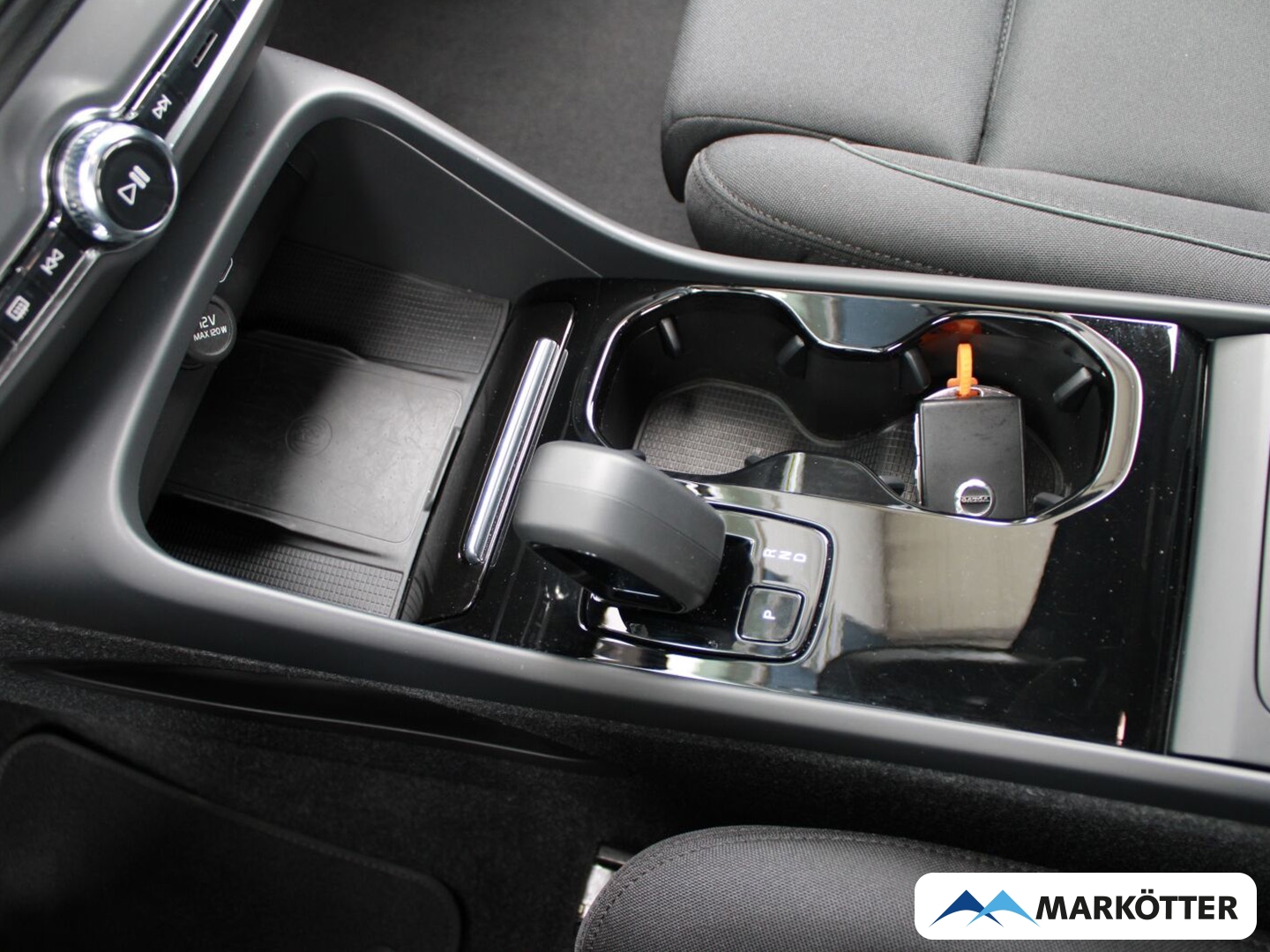 Fahrzeugabbildung Volvo XC40 Plus Recharge Pure Electric 2WD/NAVI/PDC/