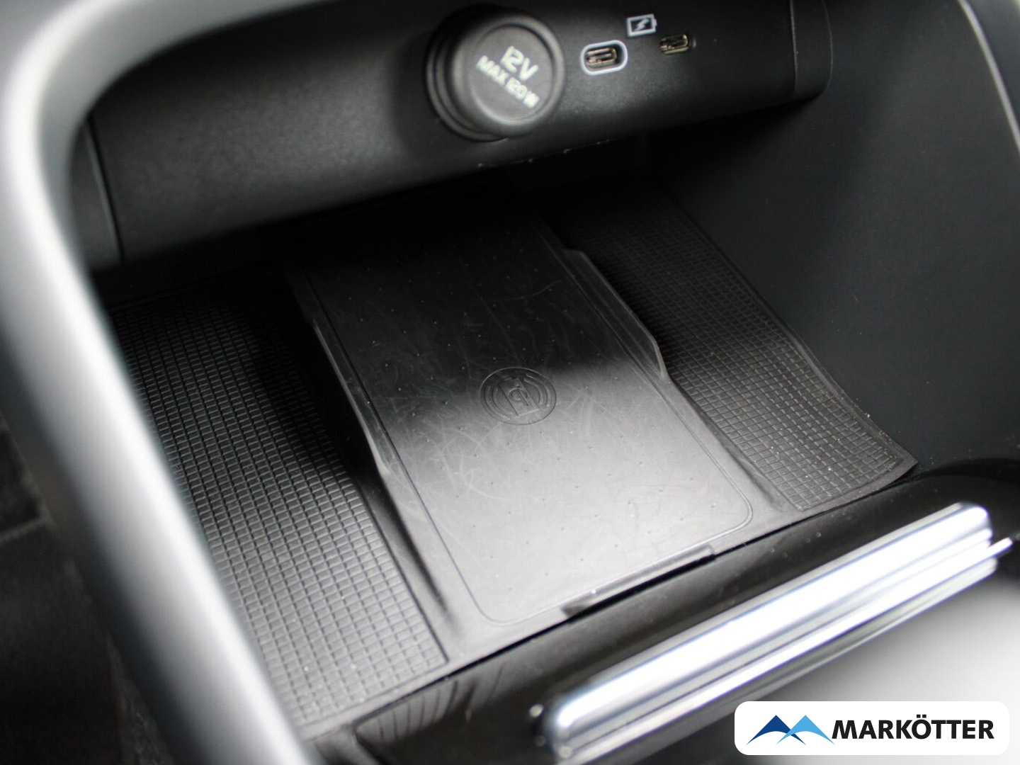 Fahrzeugabbildung Volvo XC40 Plus Recharge Pure Electric 2WD/NAVI/PDC/