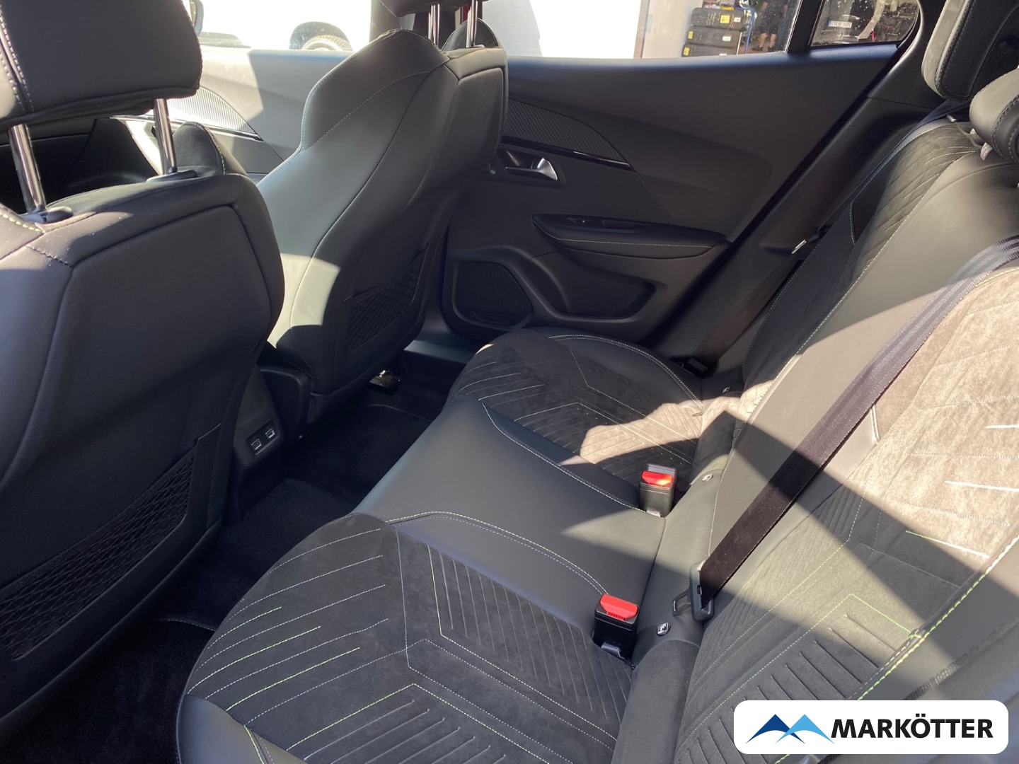 Fahrzeugabbildung Peugeot 2008 GT CAM180°/DAB/LED/MASSAGE/NAVI/SHZ/TEMP
