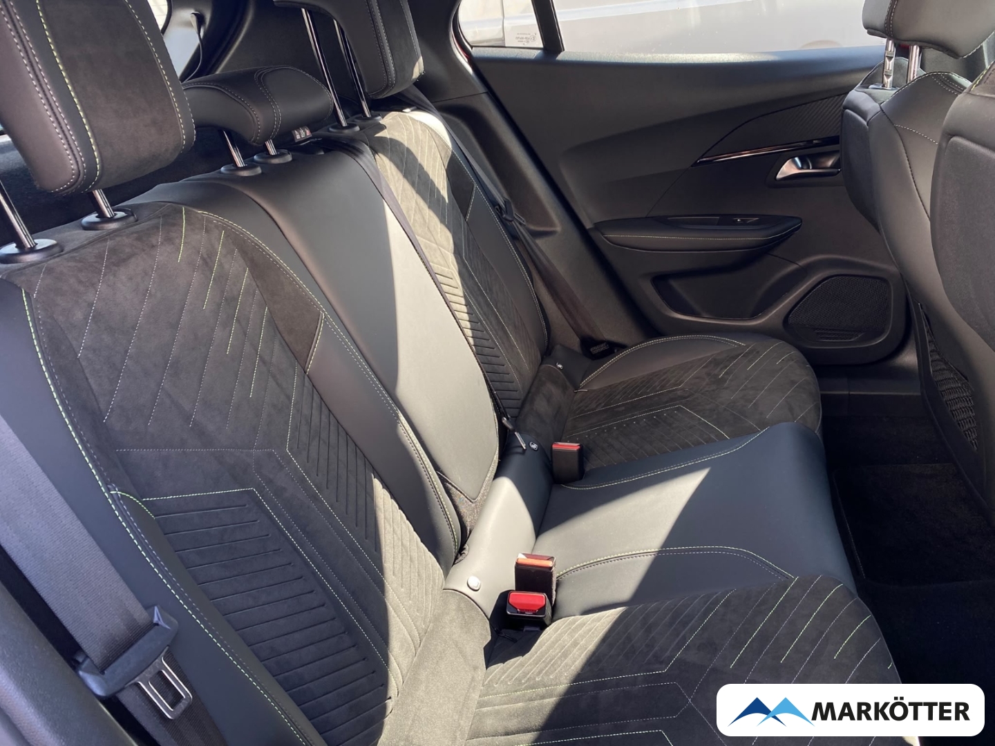 Fahrzeugabbildung Peugeot 2008 GT CAM180°/DAB/LED/MASSAGE/NAVI/SHZ/TEMP
