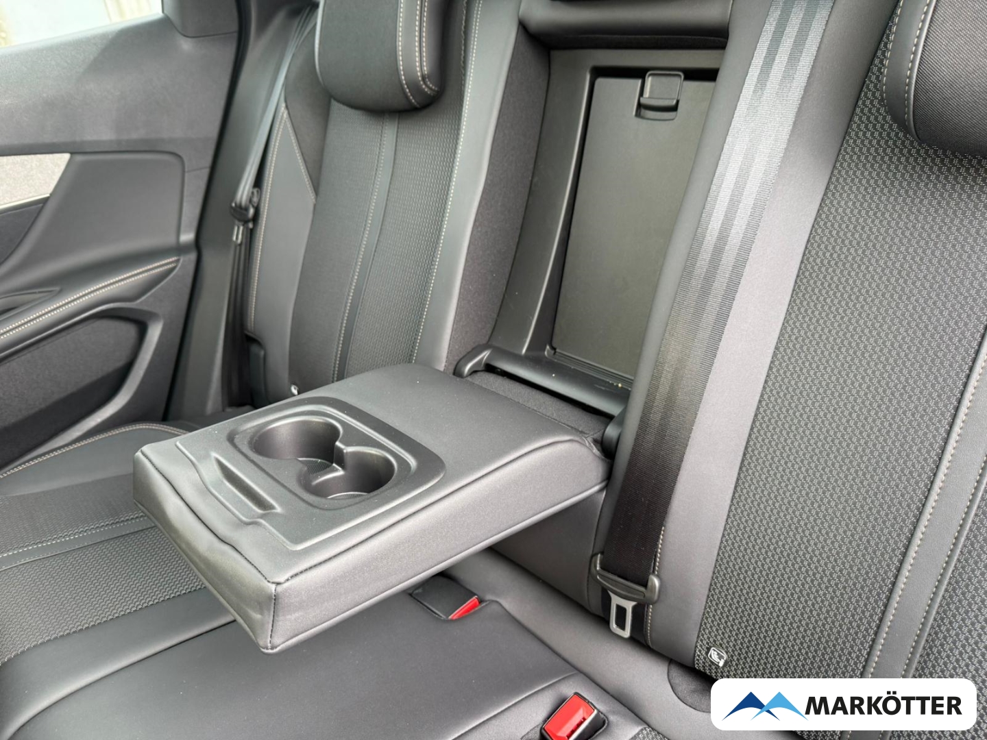 Fahrzeugabbildung Peugeot 3008 GT ACC/BLIS//CARPLY/360CAM/PANO/NAVI