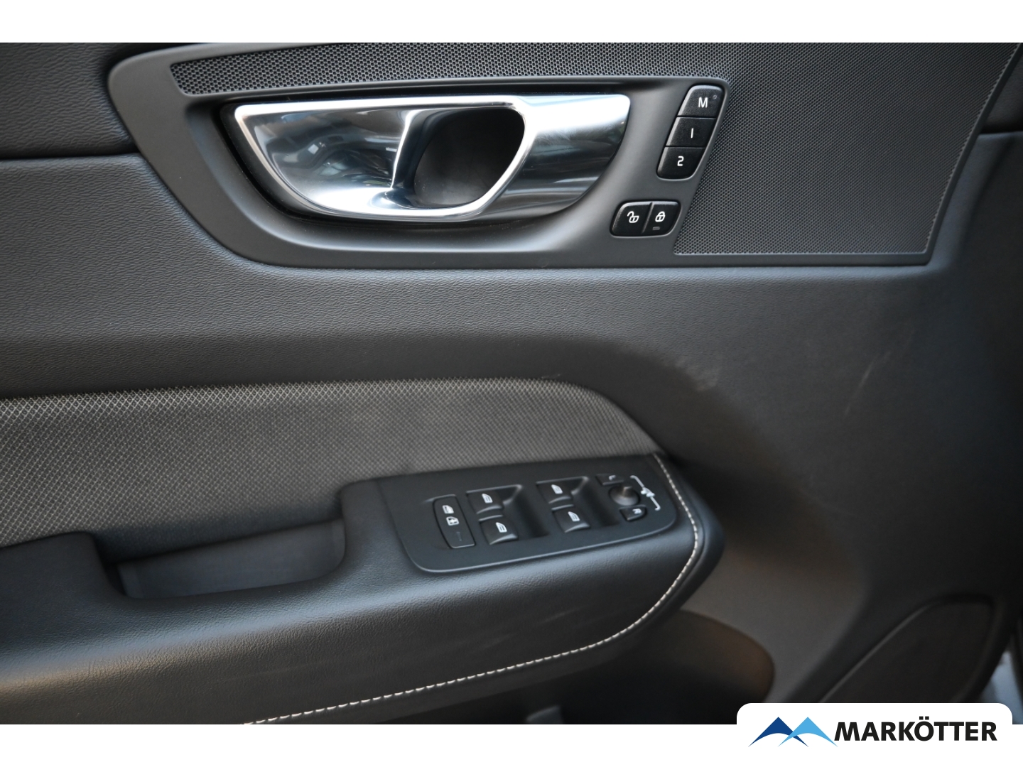 Fahrzeugabbildung Volvo XC60 B4 AWD Plus Dark Keyless/Memory/Kamera/AHK