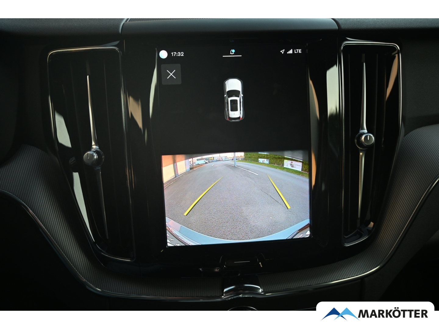 Fahrzeugabbildung Volvo XC60 B4 AWD Plus Dark Keyless/Memory/Kamera/AHK